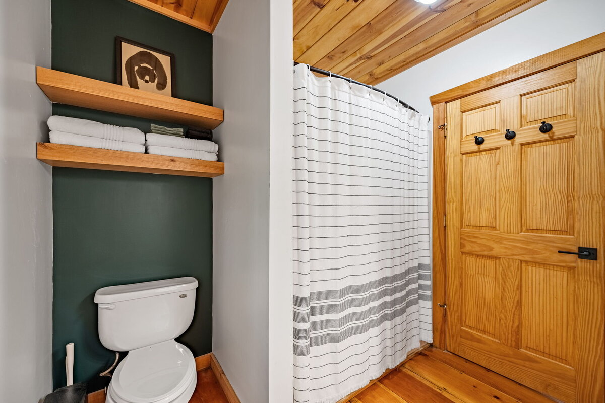 16Shady-Grove-Cabin-Blue-Ridge-GA_1293_Downstairs Bath 2