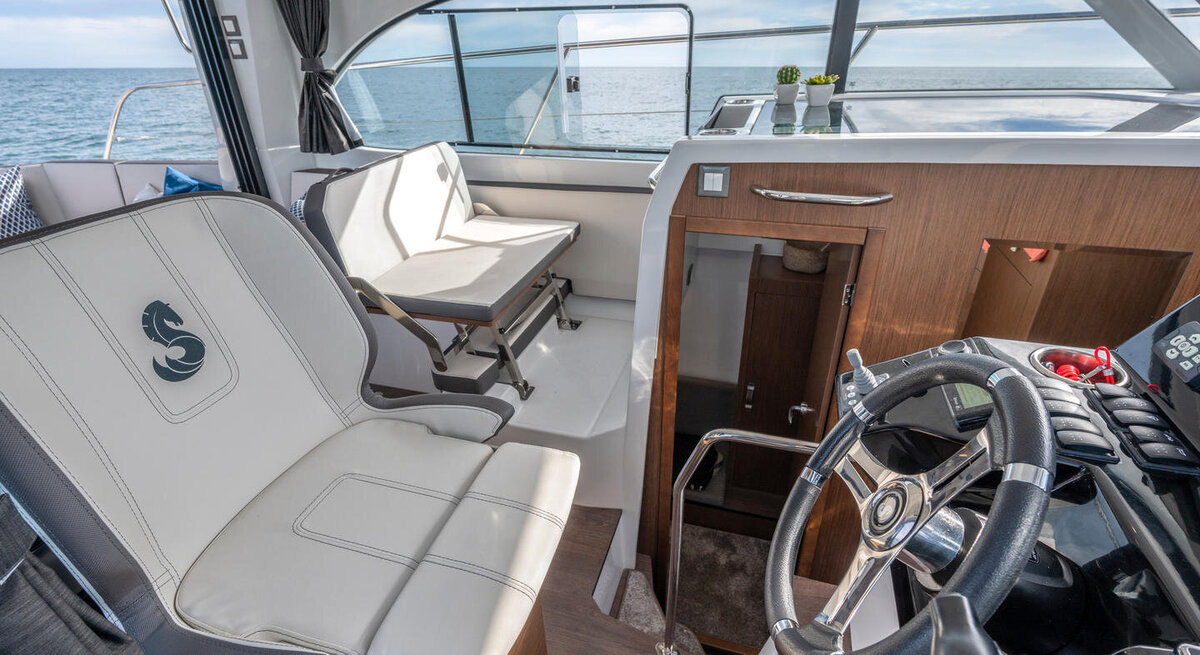 beneteau-antares-11FLY-interior-3