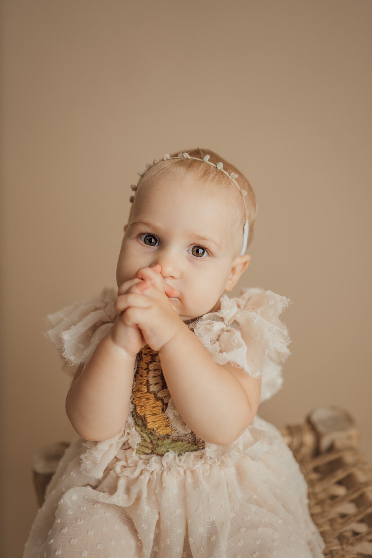 girl praying during first birthday portraits in tampa, fl