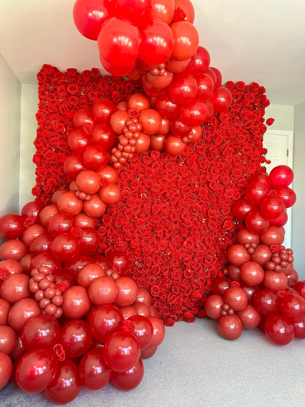 red balloons and red roses in Chicago by Mauis Balloons