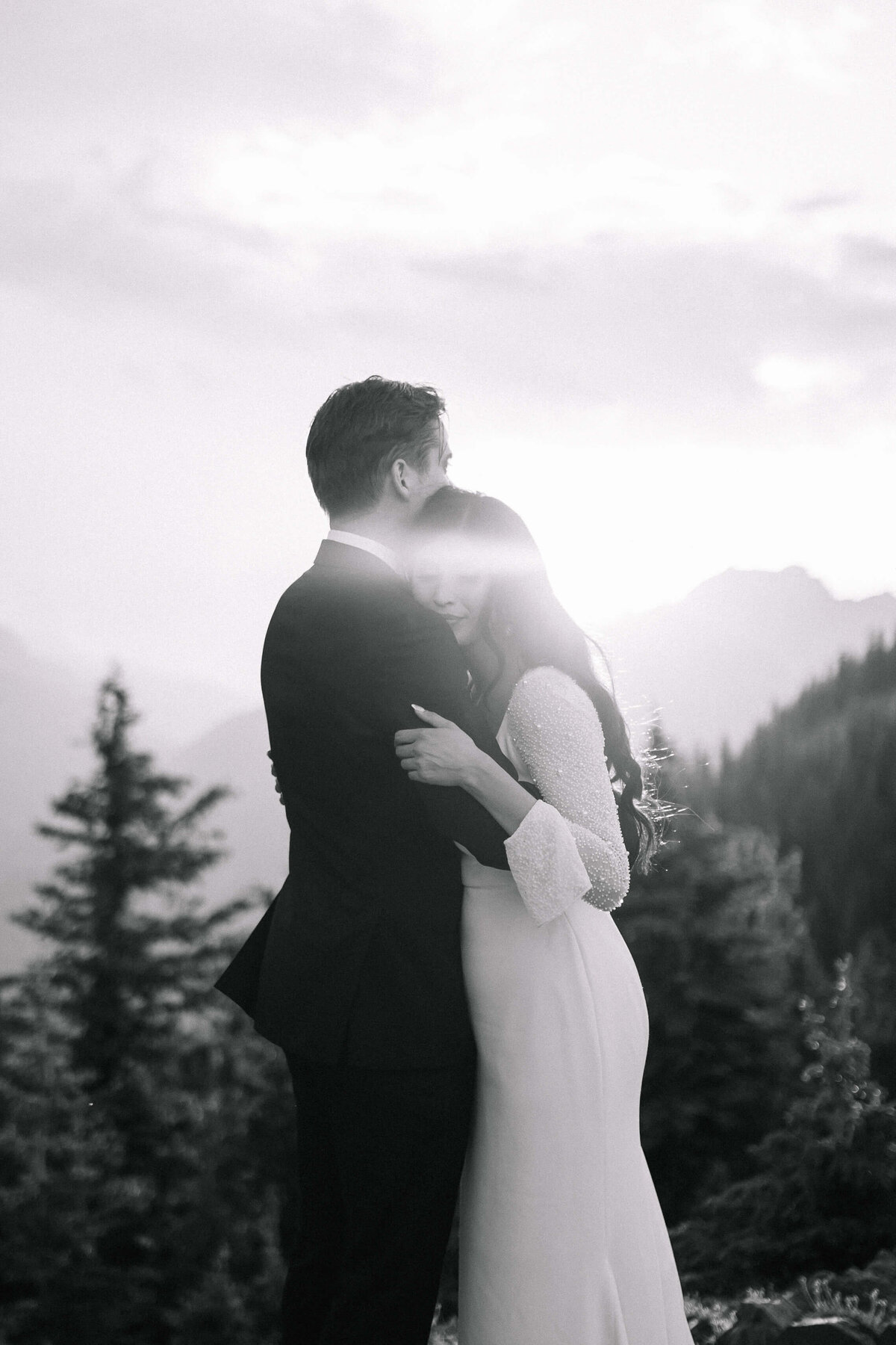black-and-white-photo-of-couple-embracing-nika-helgeson-photography