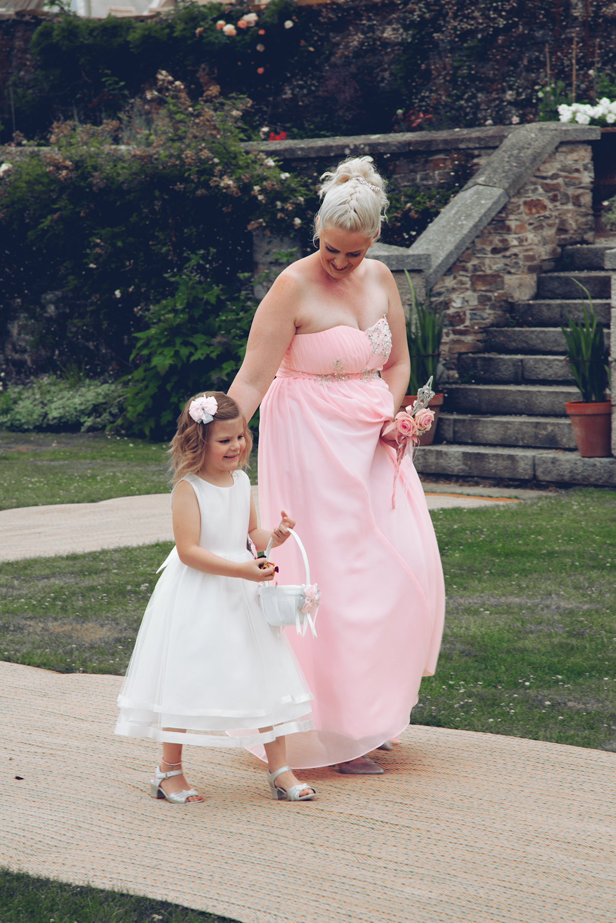 pro-story-photography_bridesmaid-flowergirl-walking-down-