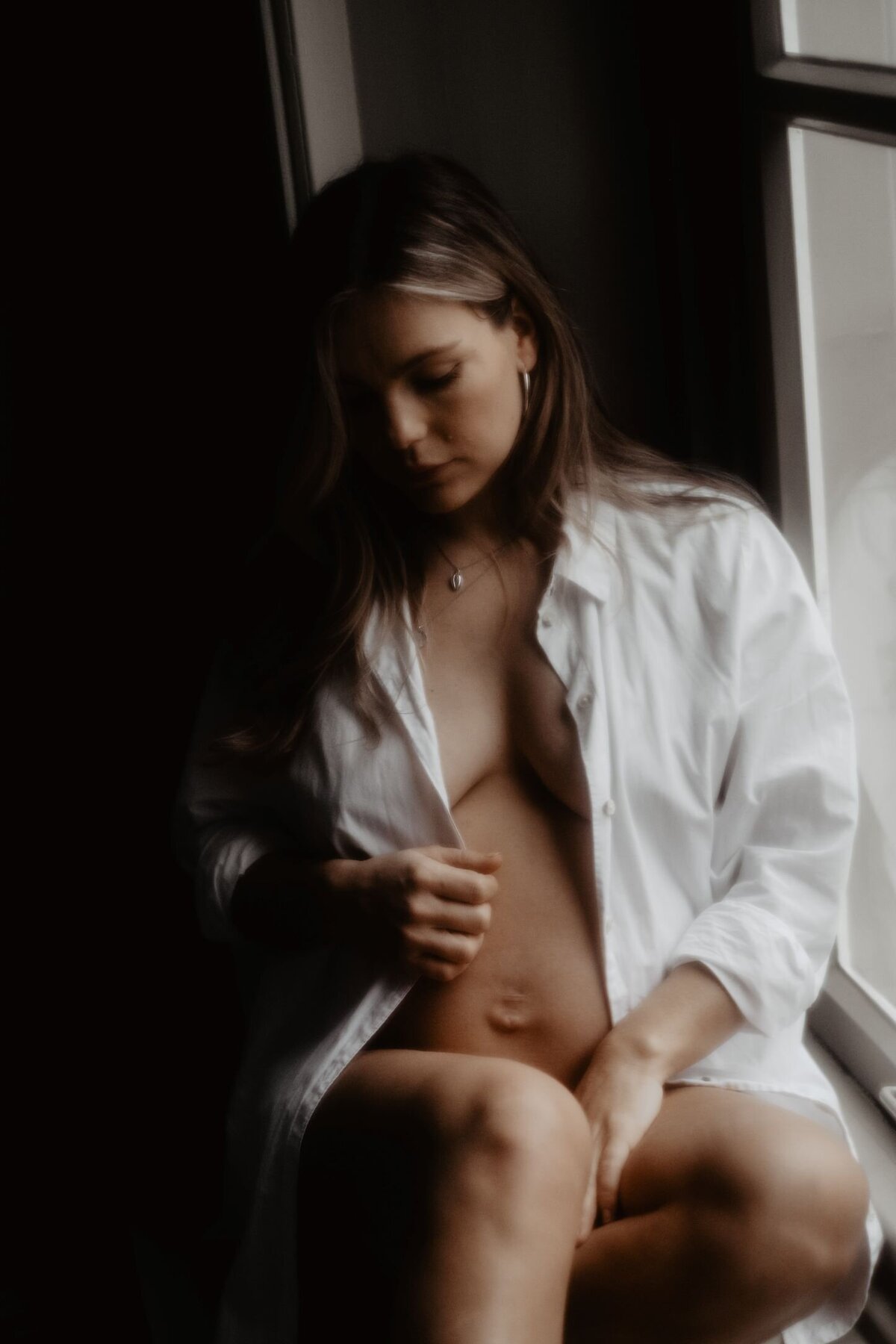 Een zwangerschapsshoot in een daglichtstudio nabij Ede