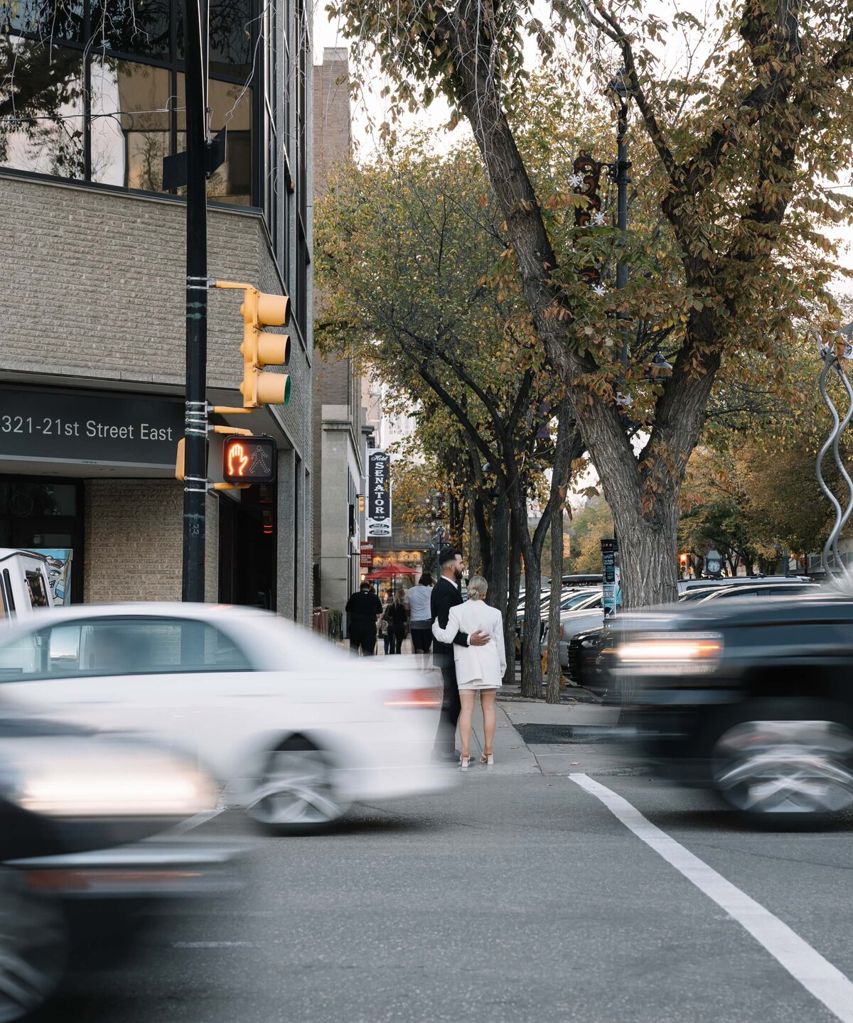 downtown-street-couple-nika-helgeson-photography
