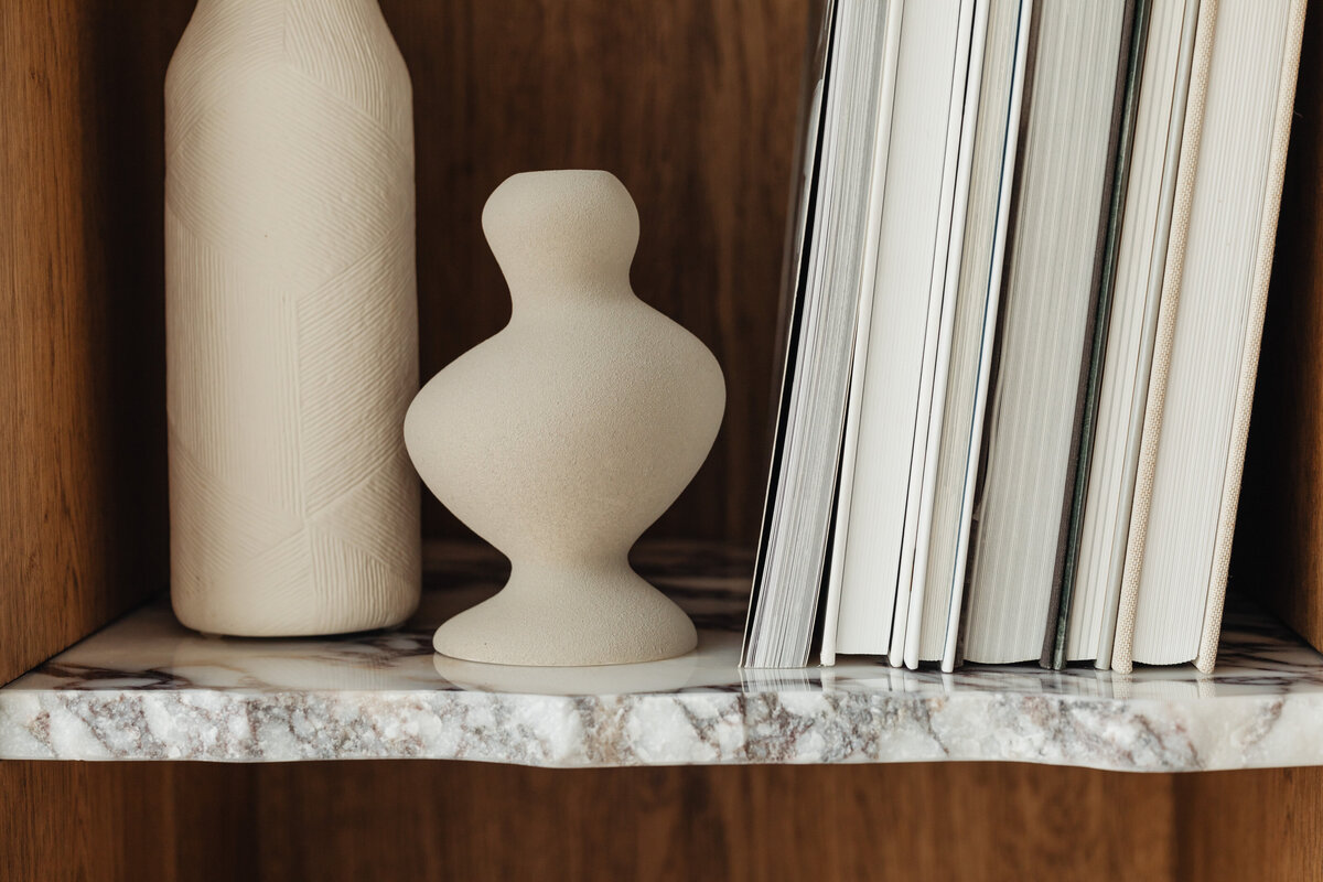 kaboompics_books-home-decoration-27361