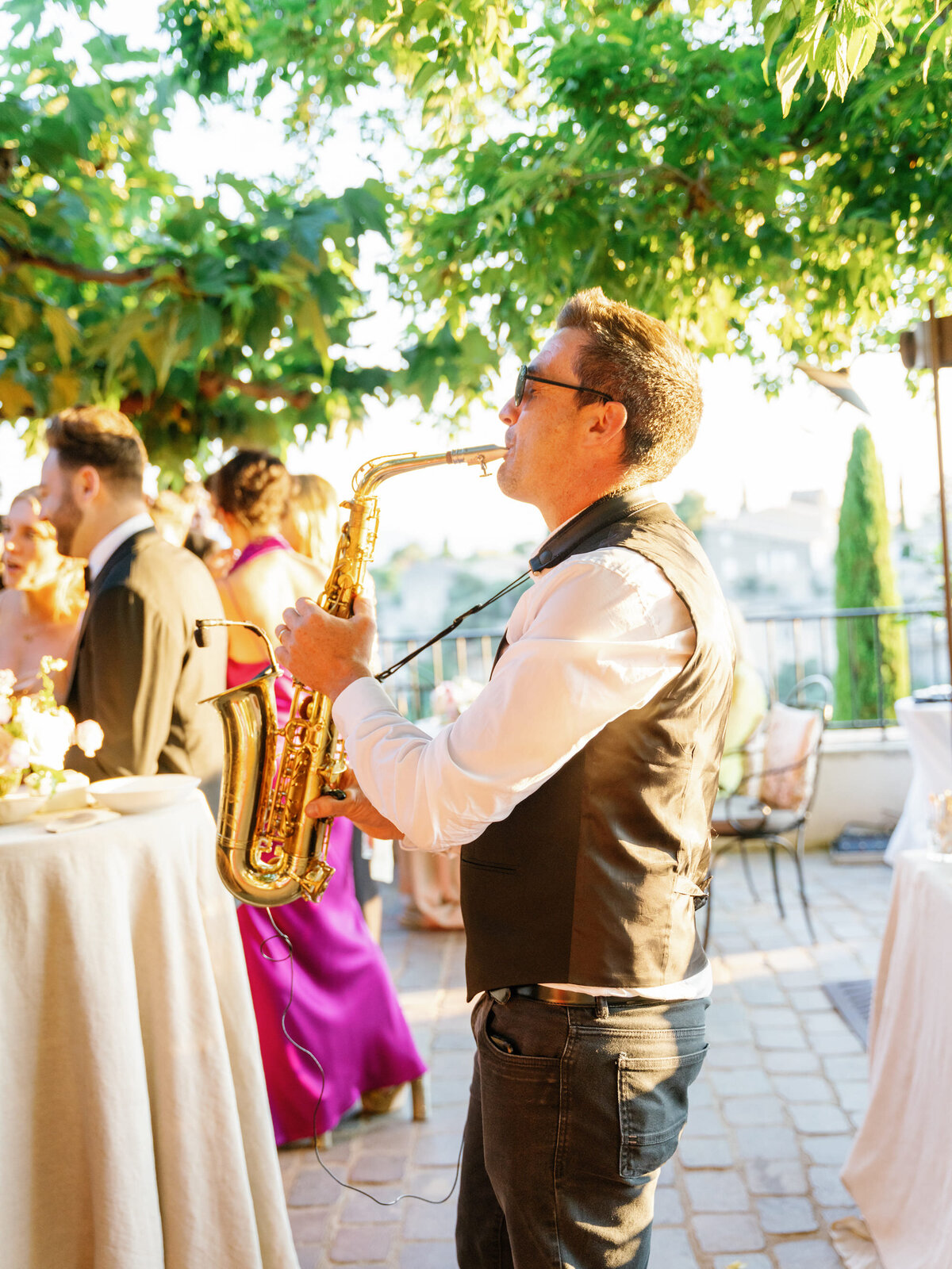 Cocktail-entertainment-sax-player