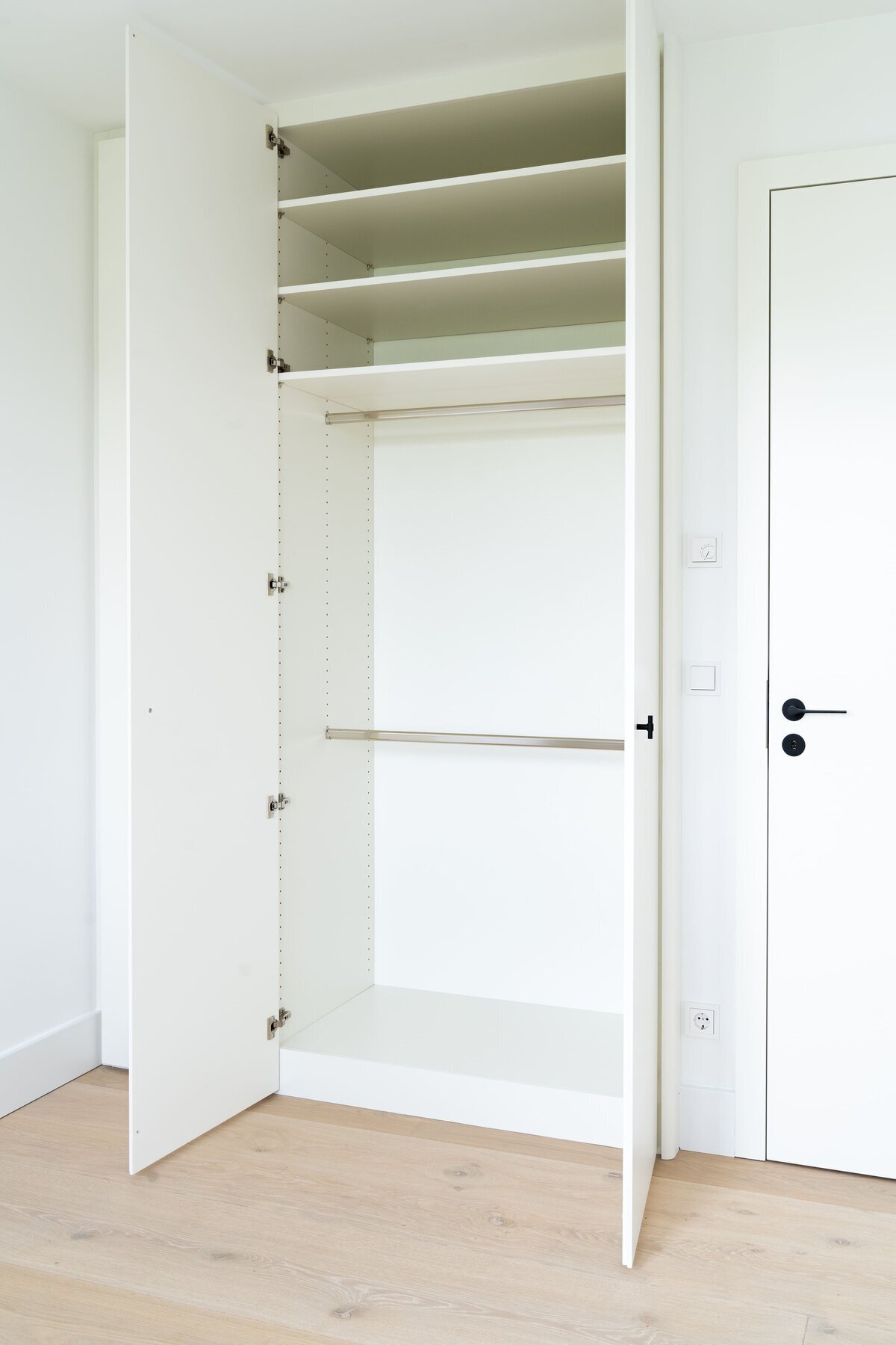 Von-Dach-bis-Keller-Aufteilung-Kleiderschrank-innen
