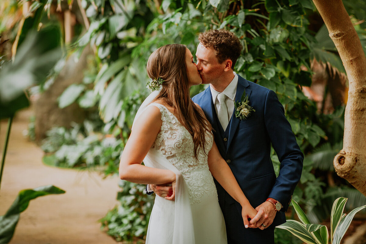 Denver botanic gardens wedding couple