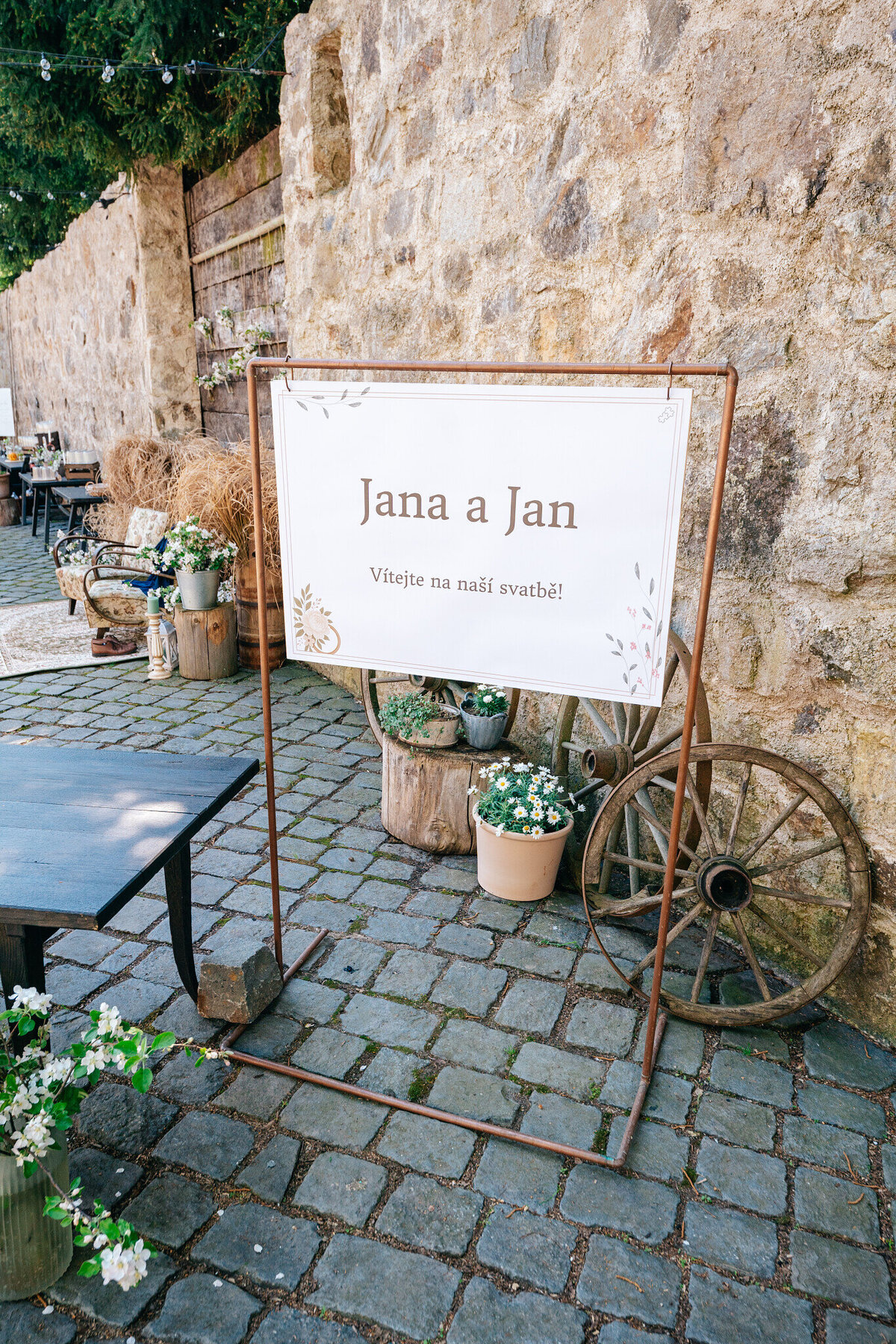 svatba za vratama cedule