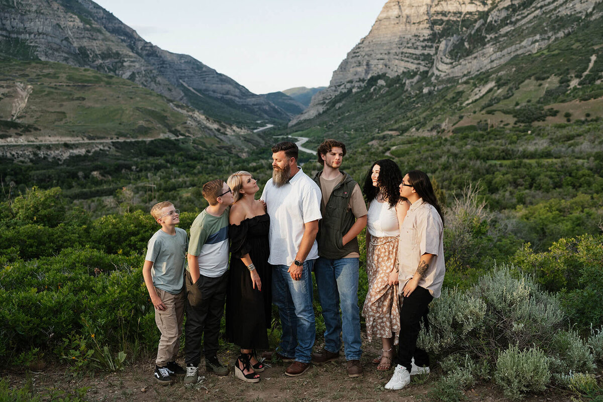 Big-family-in-the-mountains-family-photographer-Rachel-Murray