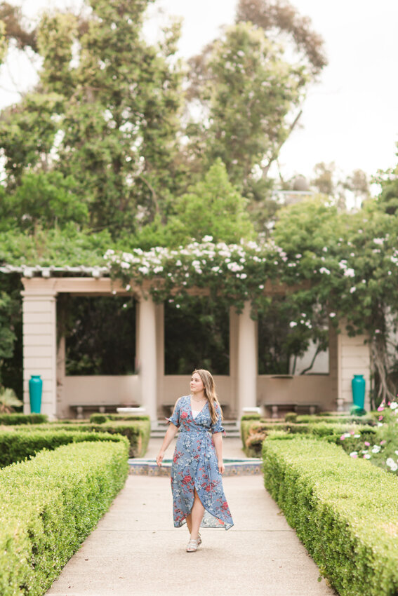 senior-girl-walking-in-alcazar-garen-balboa-park
