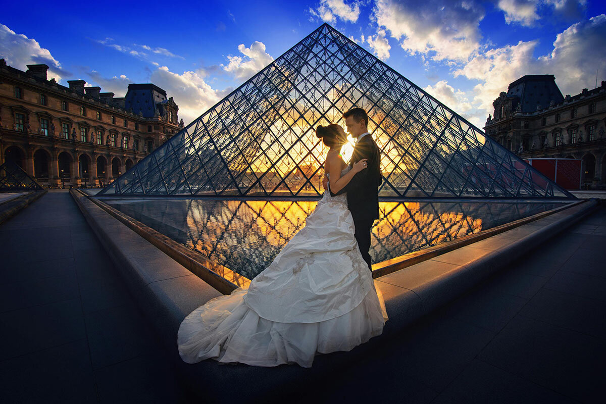 bride and groom in Paris