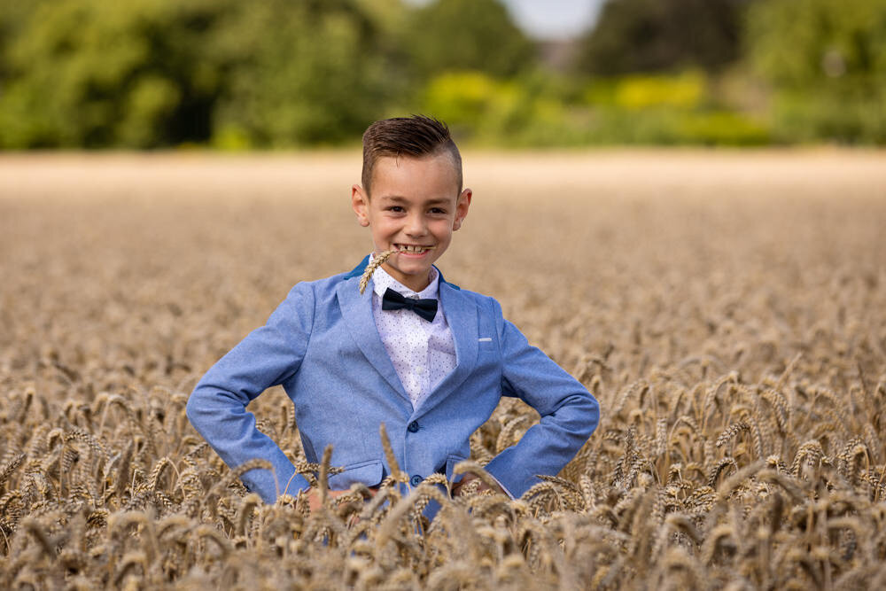 communie fotoshoot jongen in korenveld