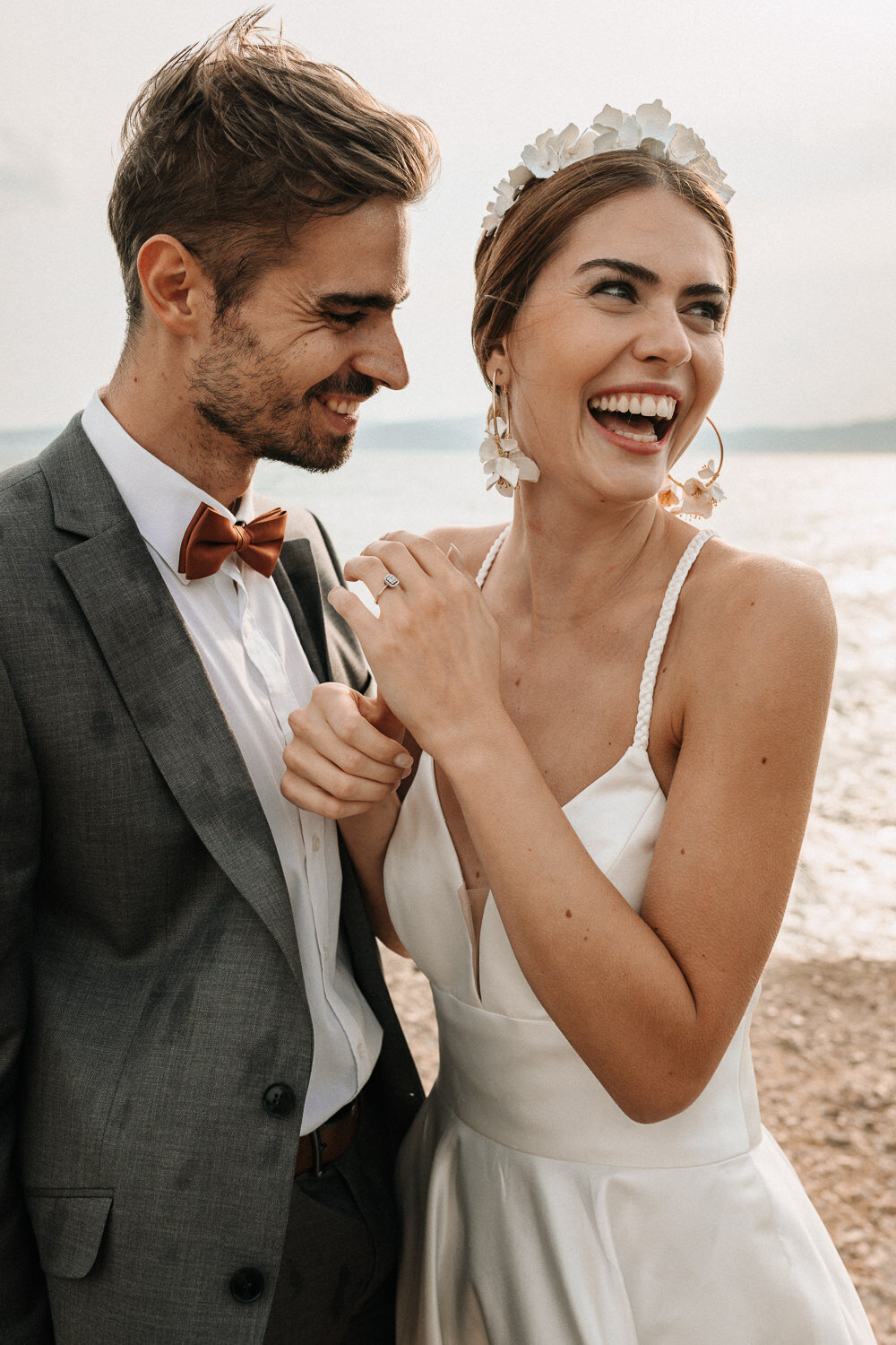 Lachendes Brautpaar am Meer in Kroatien