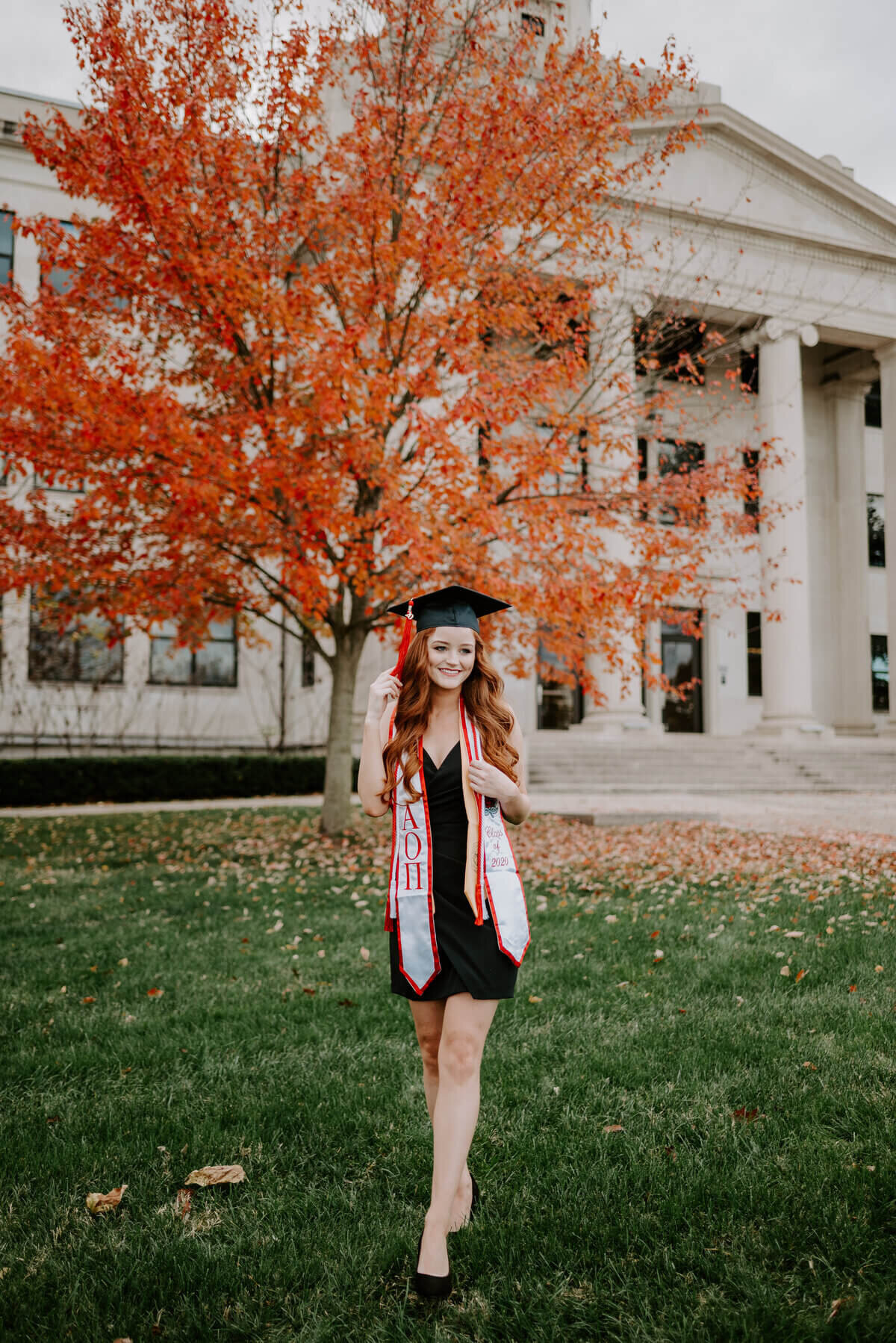 senior girl posing for senior photographer