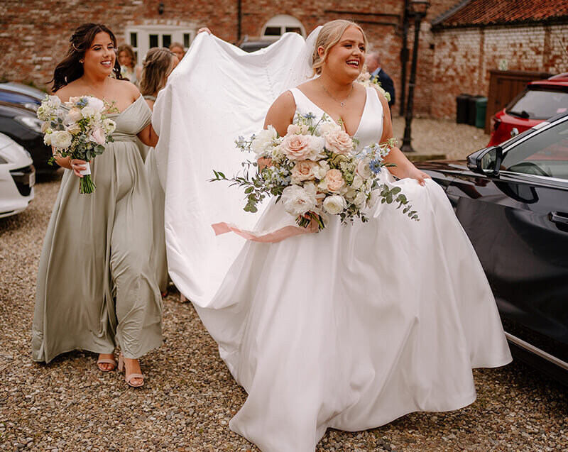 Bride with roses bouquet 79