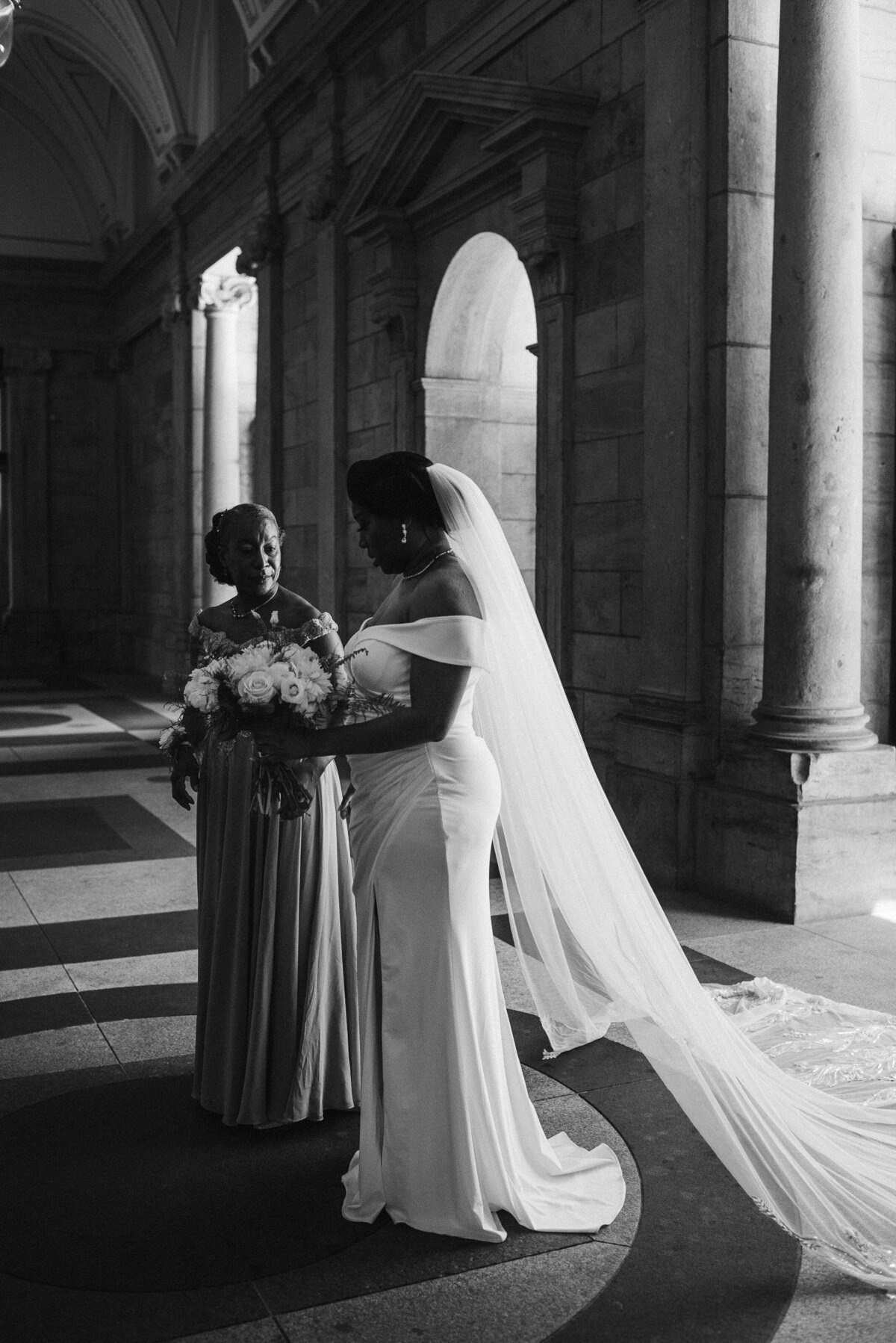 bride-waiting-raphaelle-granger-luxury-wedding-photographer-montreal-toronto