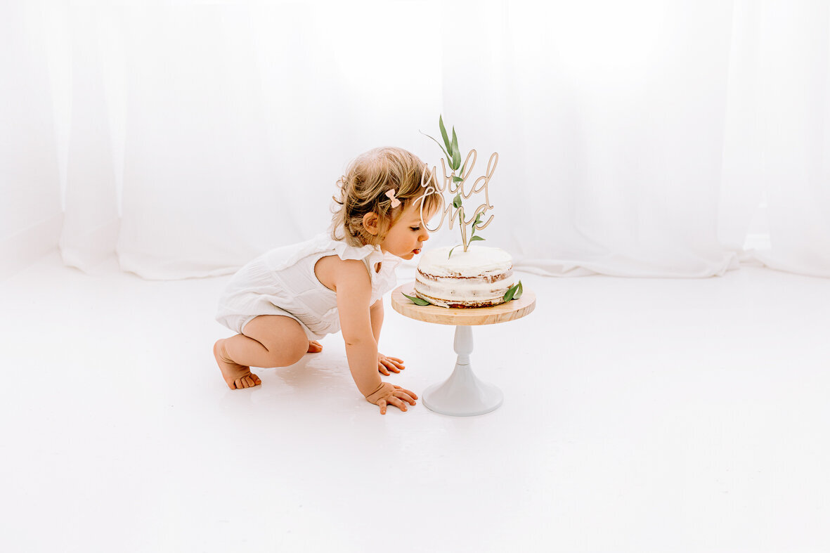 Willkommen in einer Welt voller Licht und Lachen! Dieses strahlende Bild zeigt ein Kindershooting im ersten Lebensjahr mit einem bezaubernden Cake Smash, festgehalten in unserem hellen Fotostudio in Krefeld. Tauche ein in die zauberhafte Atmosphäre der frühen Jahre.