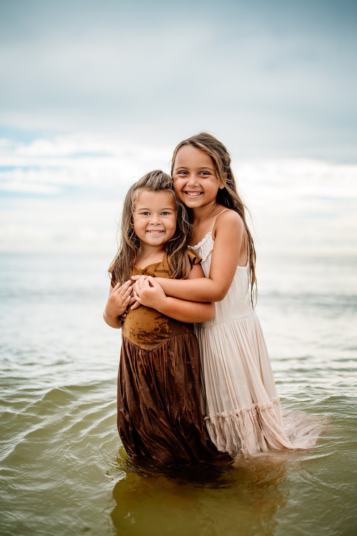 sisters-hugging-smiling-beach-photos