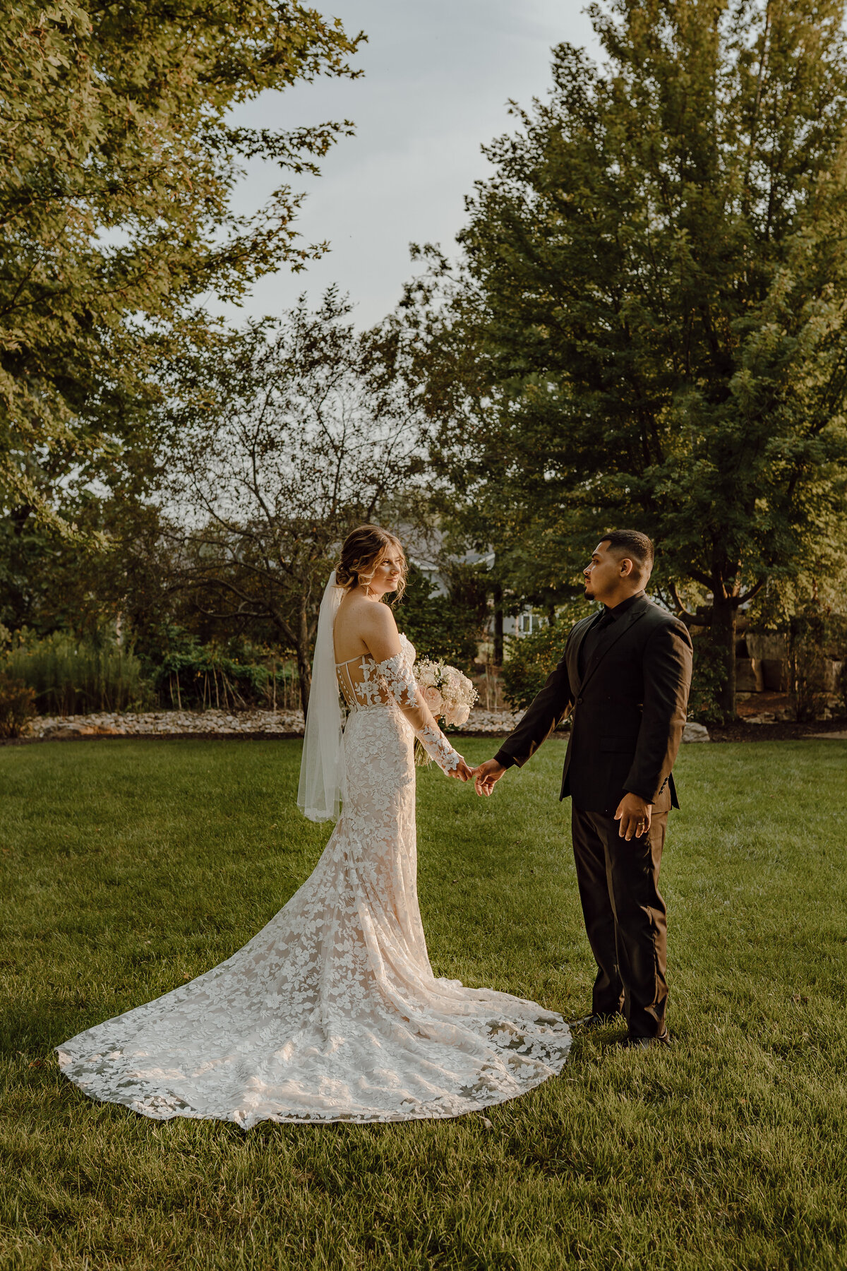 storyteller-collective-photo-co-des-moines-wedding-photographer-couple-golden-hour-portrait