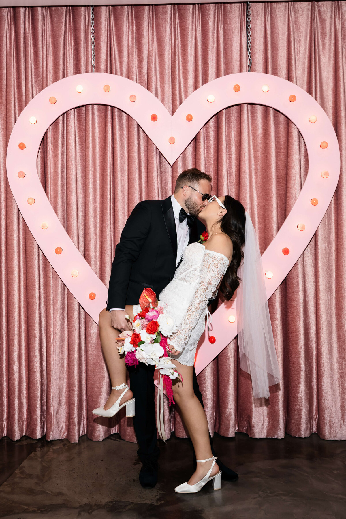59riskyexposure_hannah-rory_las-vegas-elopement-photography