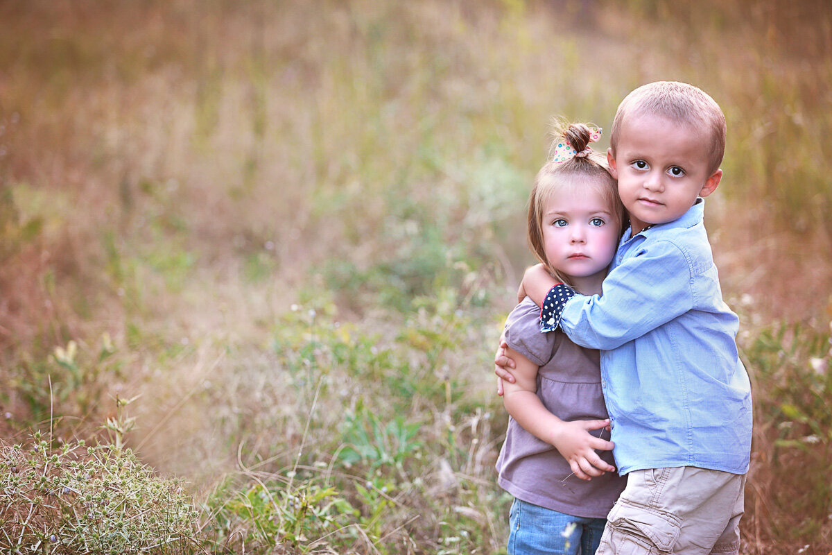 Siblings hugging_Summer photo session_Vancouver photographer