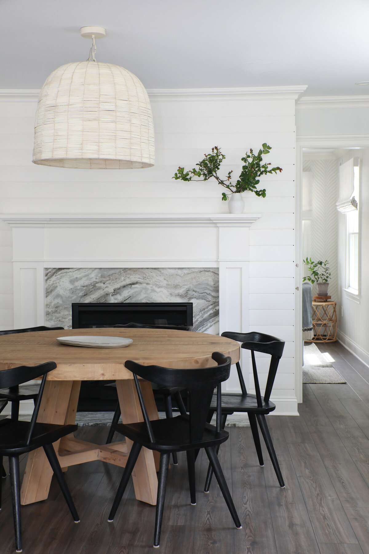 COASTAL-FIRESIDE-DINING-ROUND-TABLE-AIRY-FIXTURE