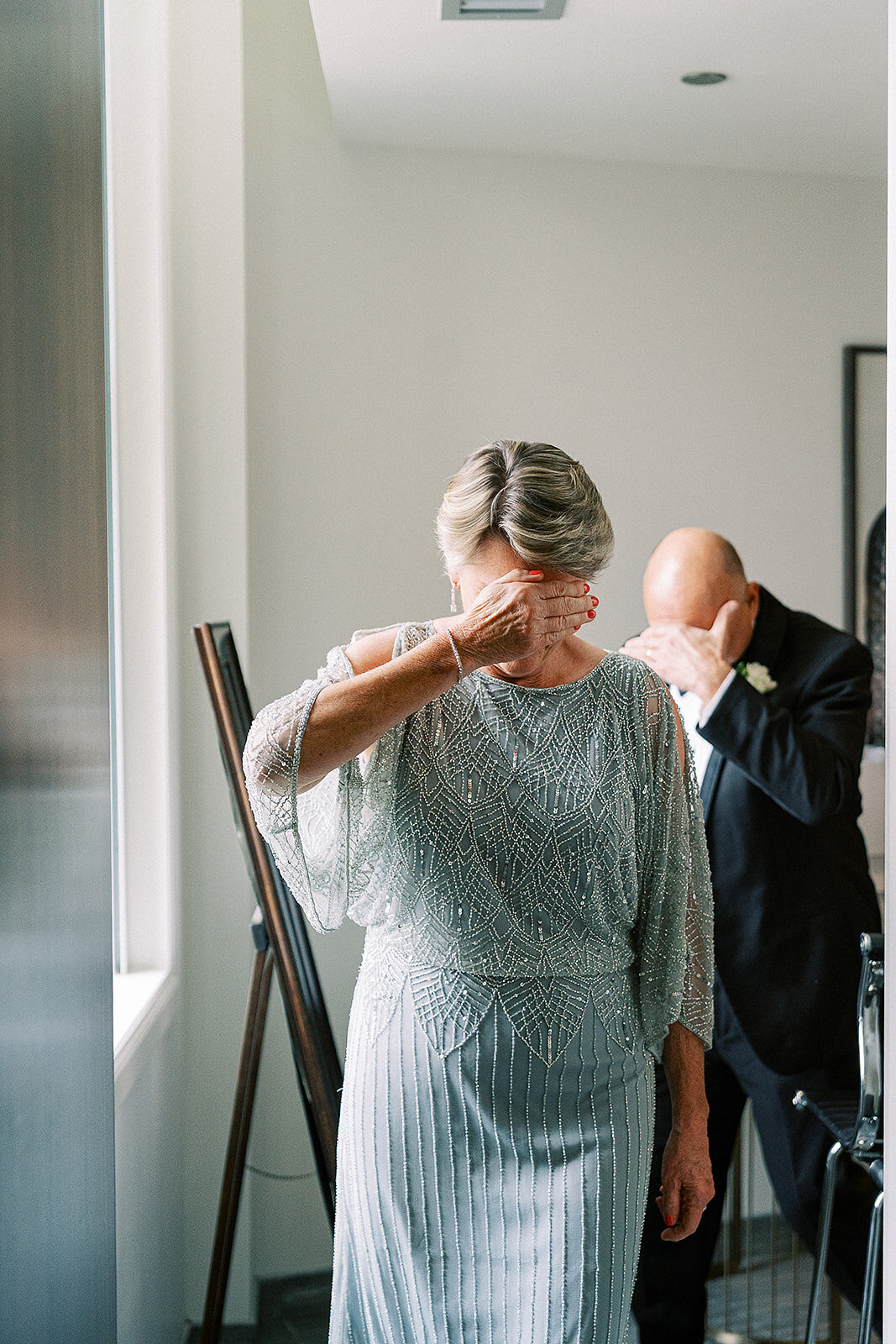 brides-parents-before-first-look-london-house-chicago-hbicweddings