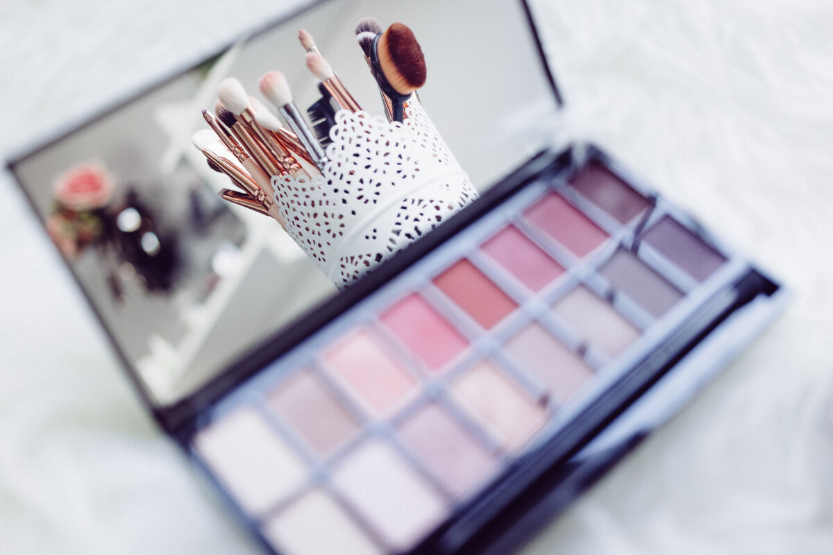 Canva - Makeup Palette With Mirror