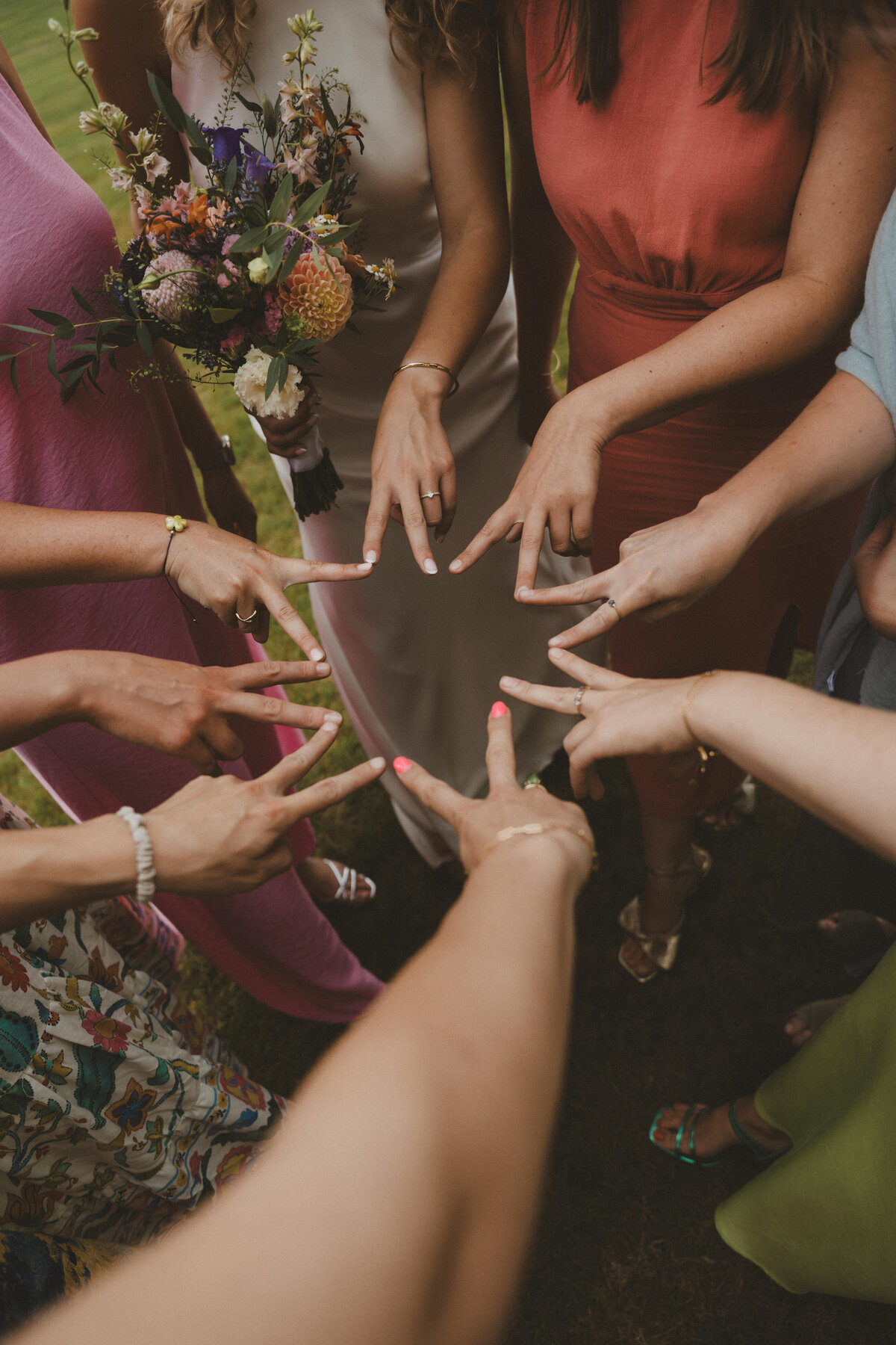 Detailfoto van handen van bruid en haar bridesmaids.