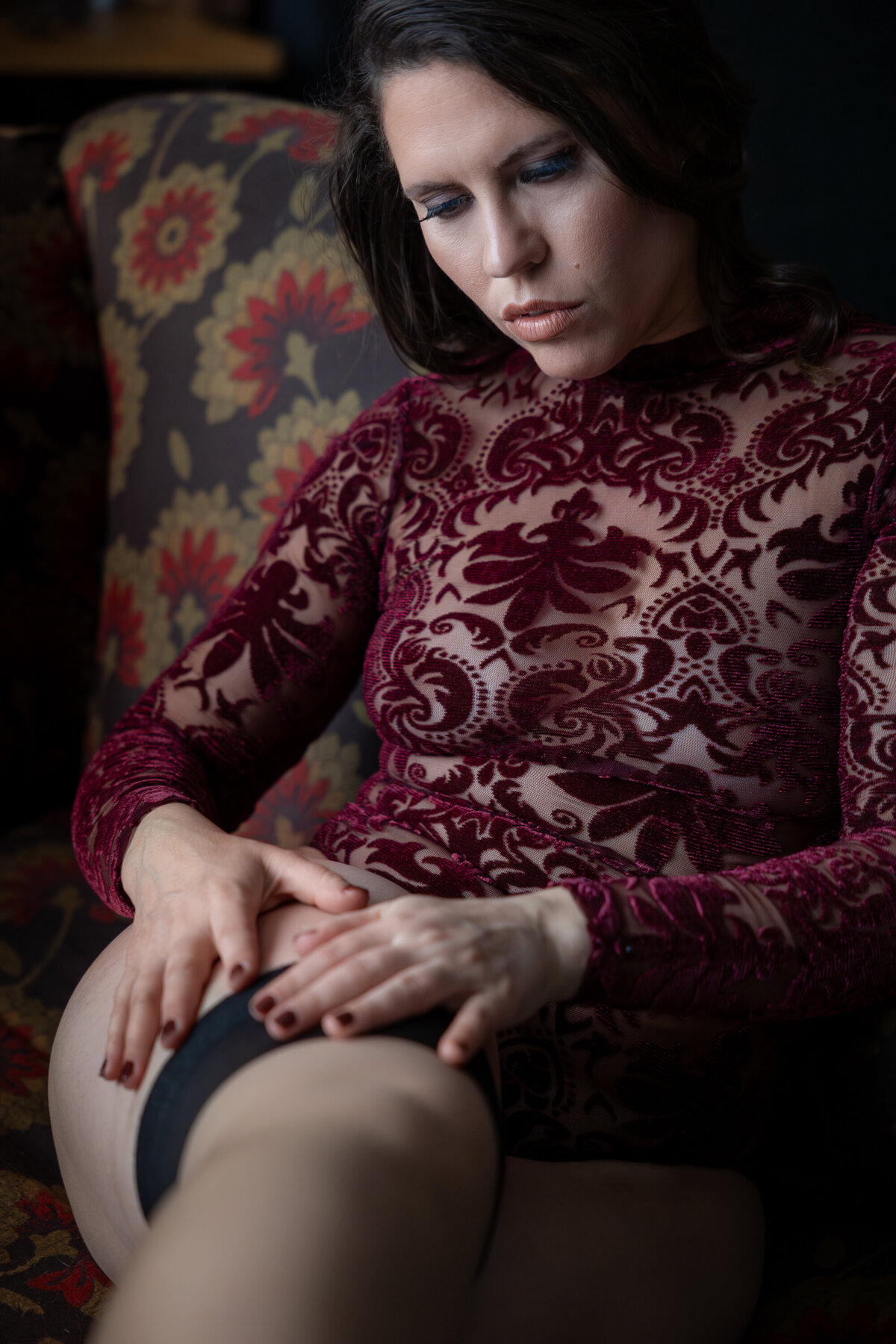 Femme en dentelle rouge vin Photographie de boudoir Montréal