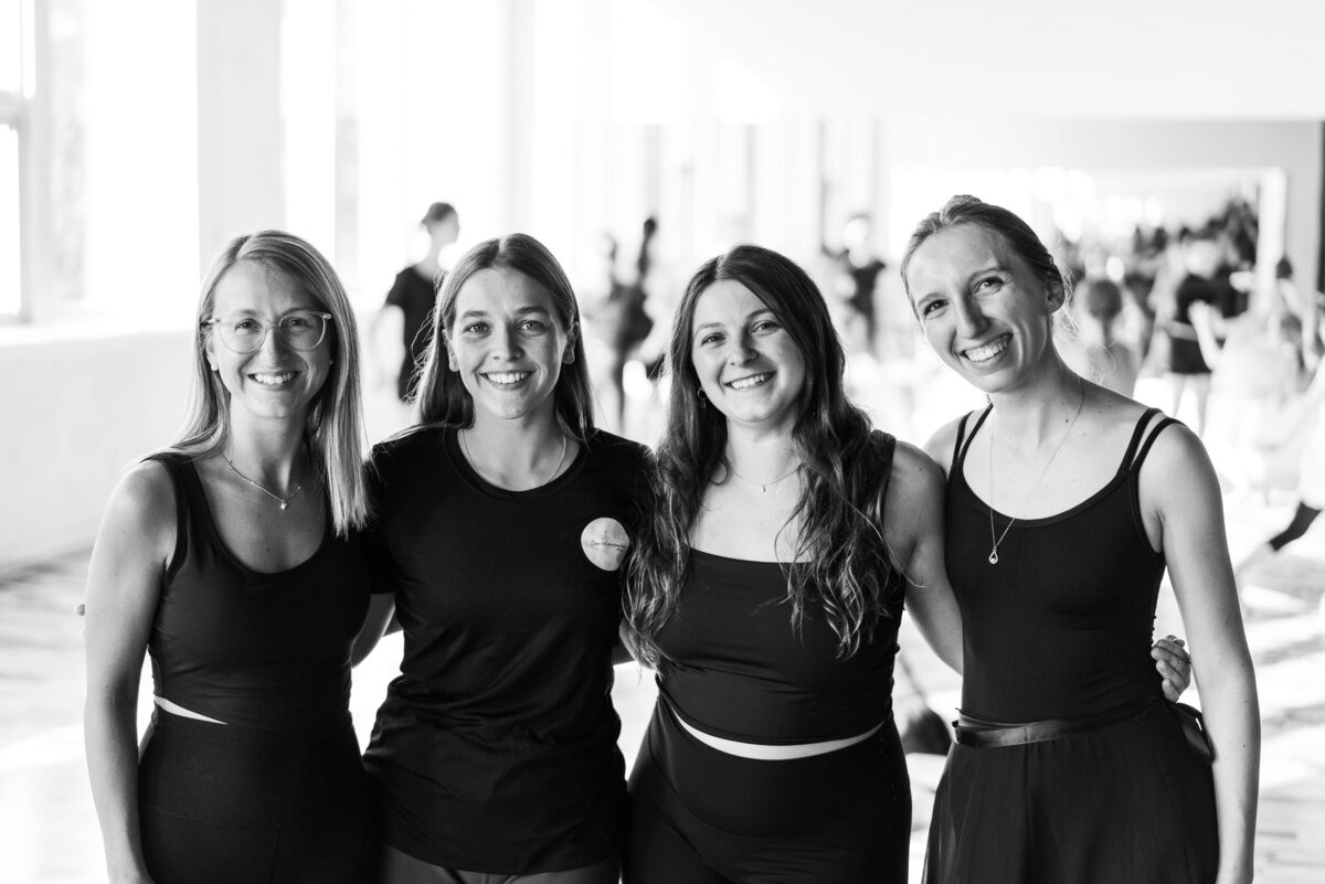 Quatre enseignantes de danse dans un studio