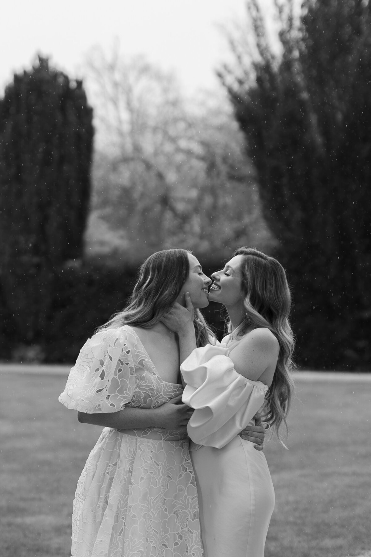 Couple kissing in the rain at Elmore Court, Cotswold wedding venue