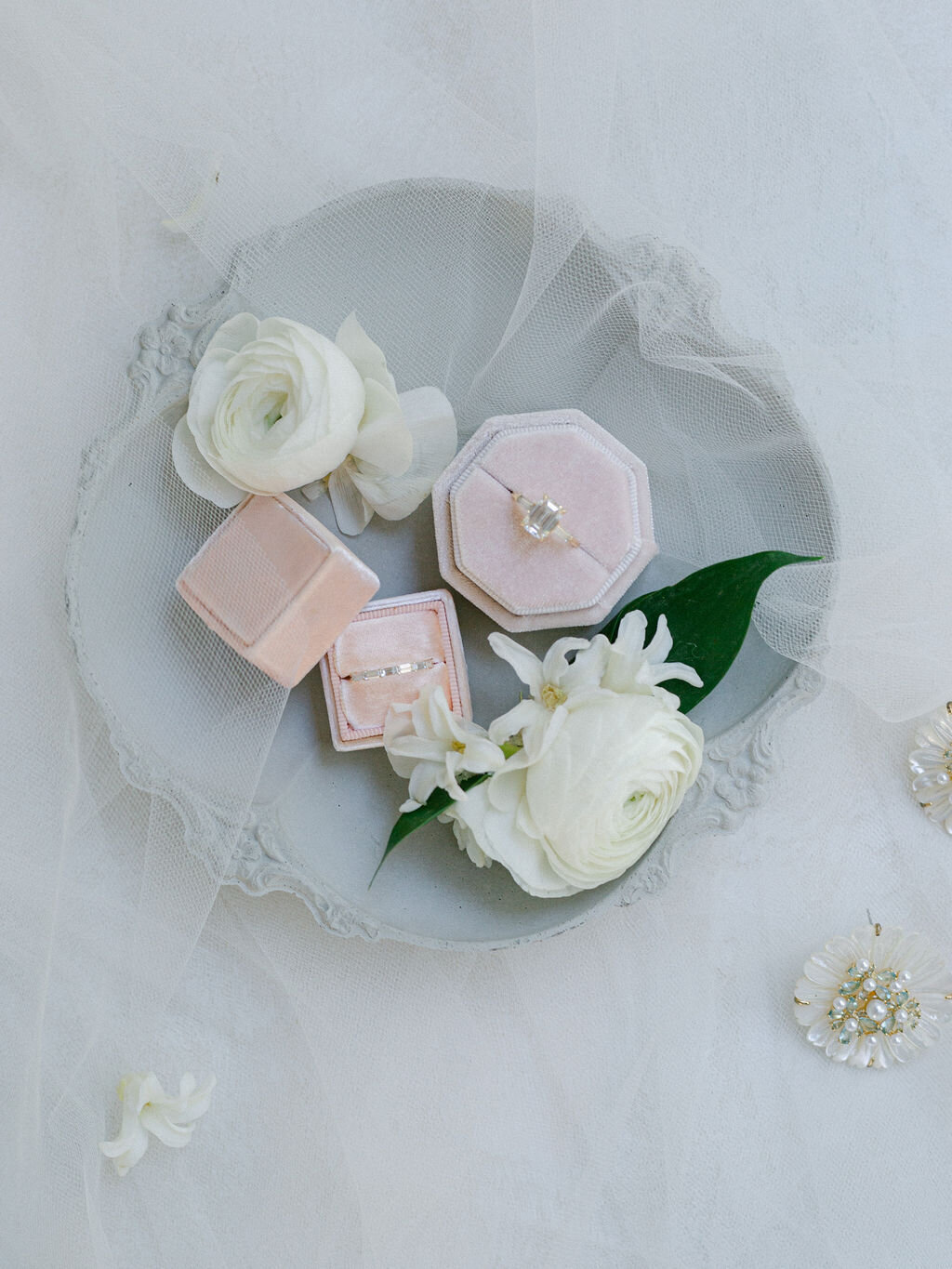 wedding-rings-flowers