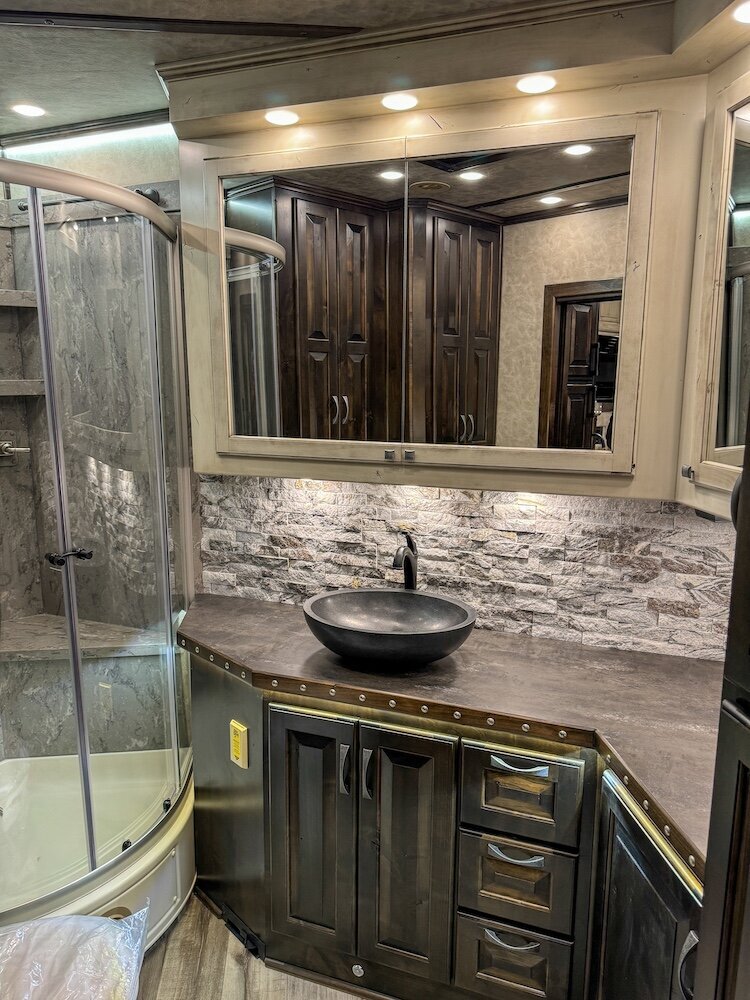 luxury-living-quarter-horse-trailers-trail-boss-conversions-bathrooms-23