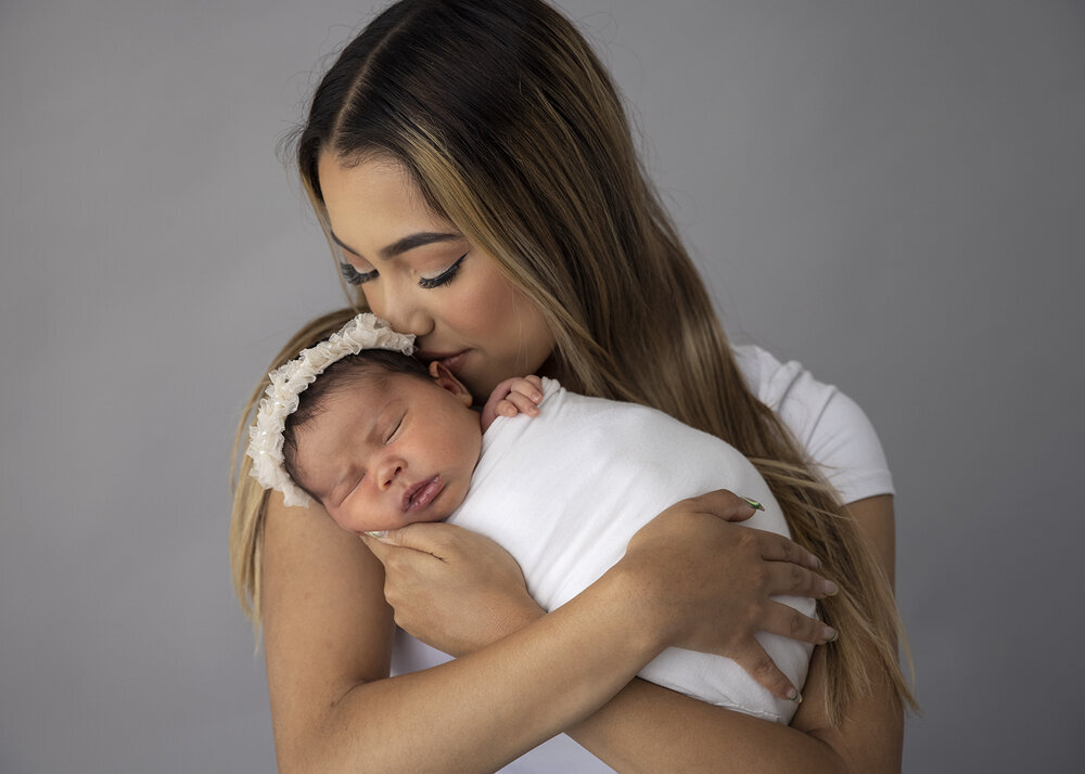 NEWBORN_BABYGIRLINMOTHERSARMS