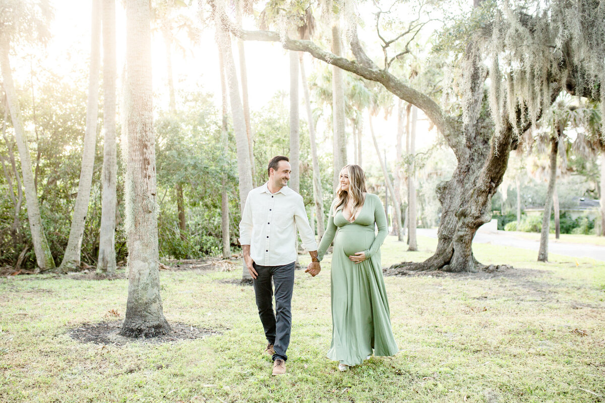 Michigan Newborn Photographer captures maternity photos for first time parents