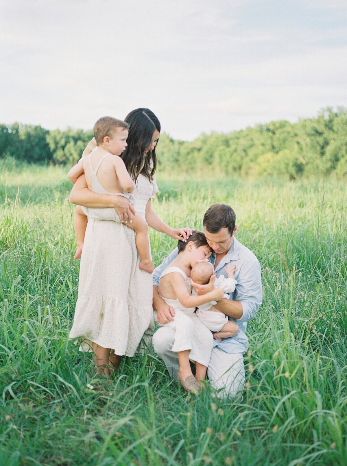 northern-virginia-film-photographer-family-in-field-photo