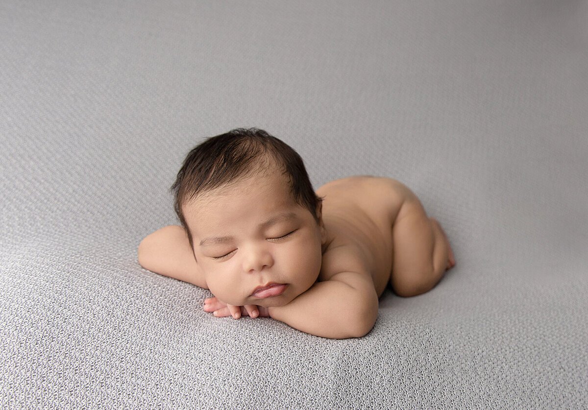 newborn-posing