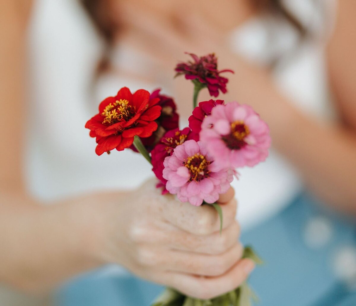 elizabeth holding flowers