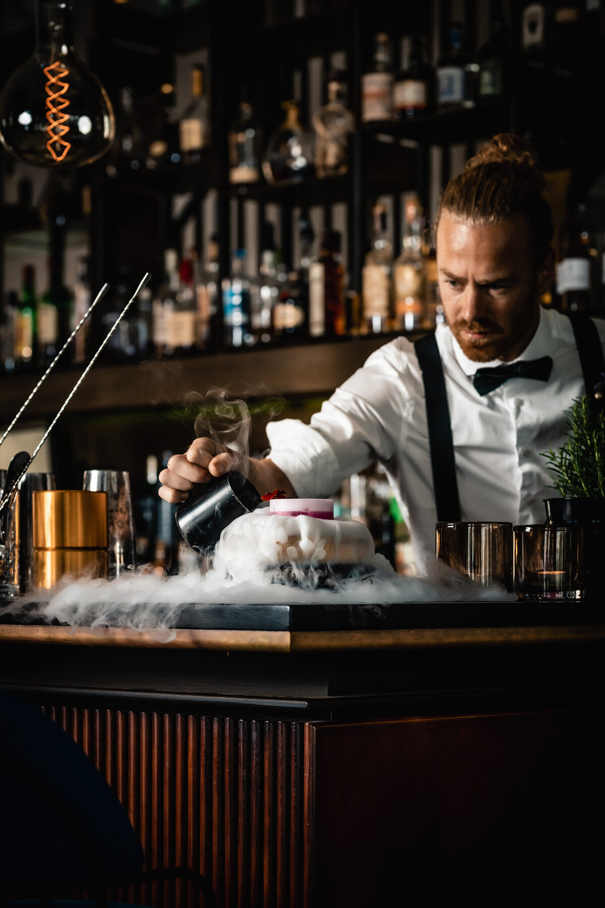 cocktail-bartender-rook-dark-moody-fotografie-marinda-baak