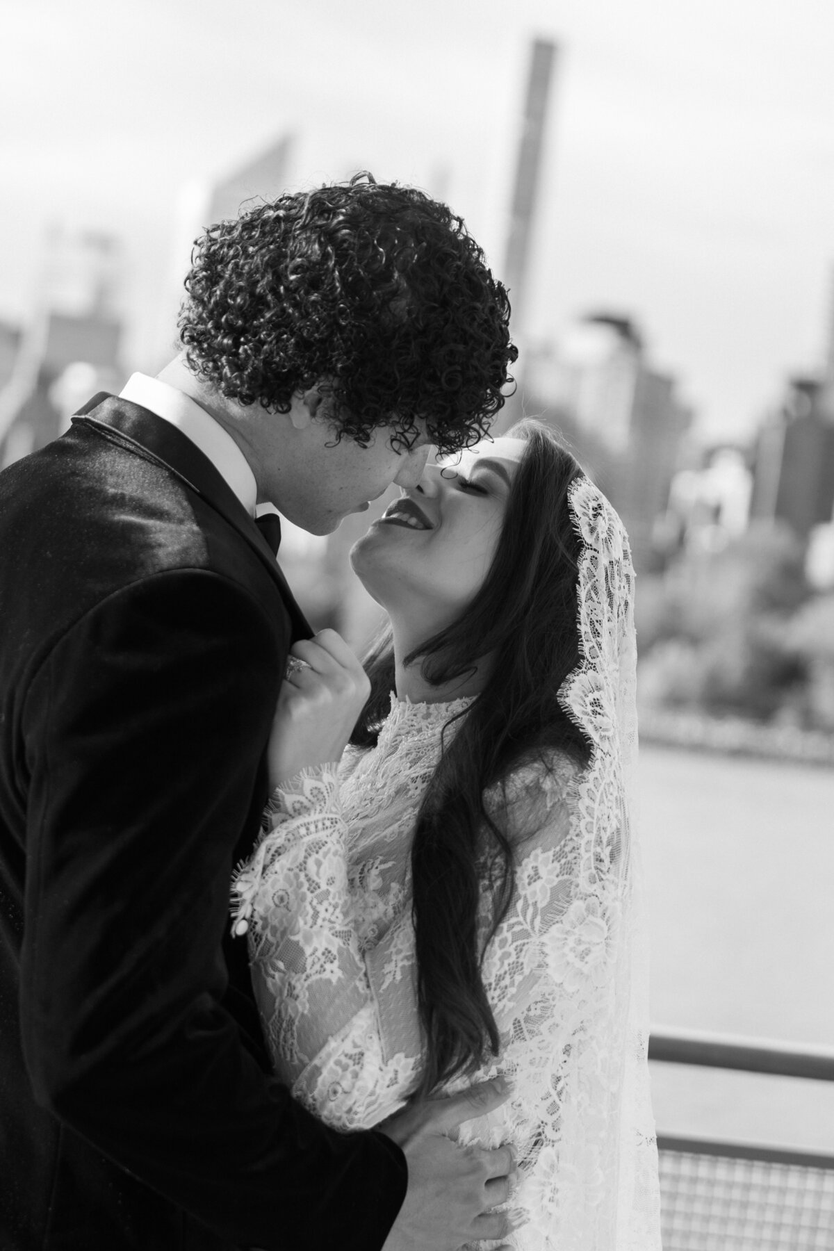 meredith-michel-editorial-wedding-bw-kiss-on-waterfront