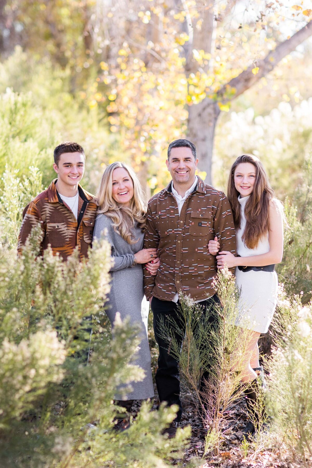 family-portrait-with-teenagers-tall-grasses