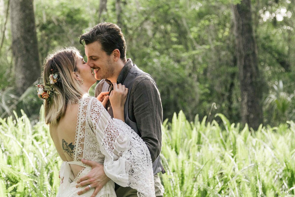 51-bride-groom-kiss-in-ferns