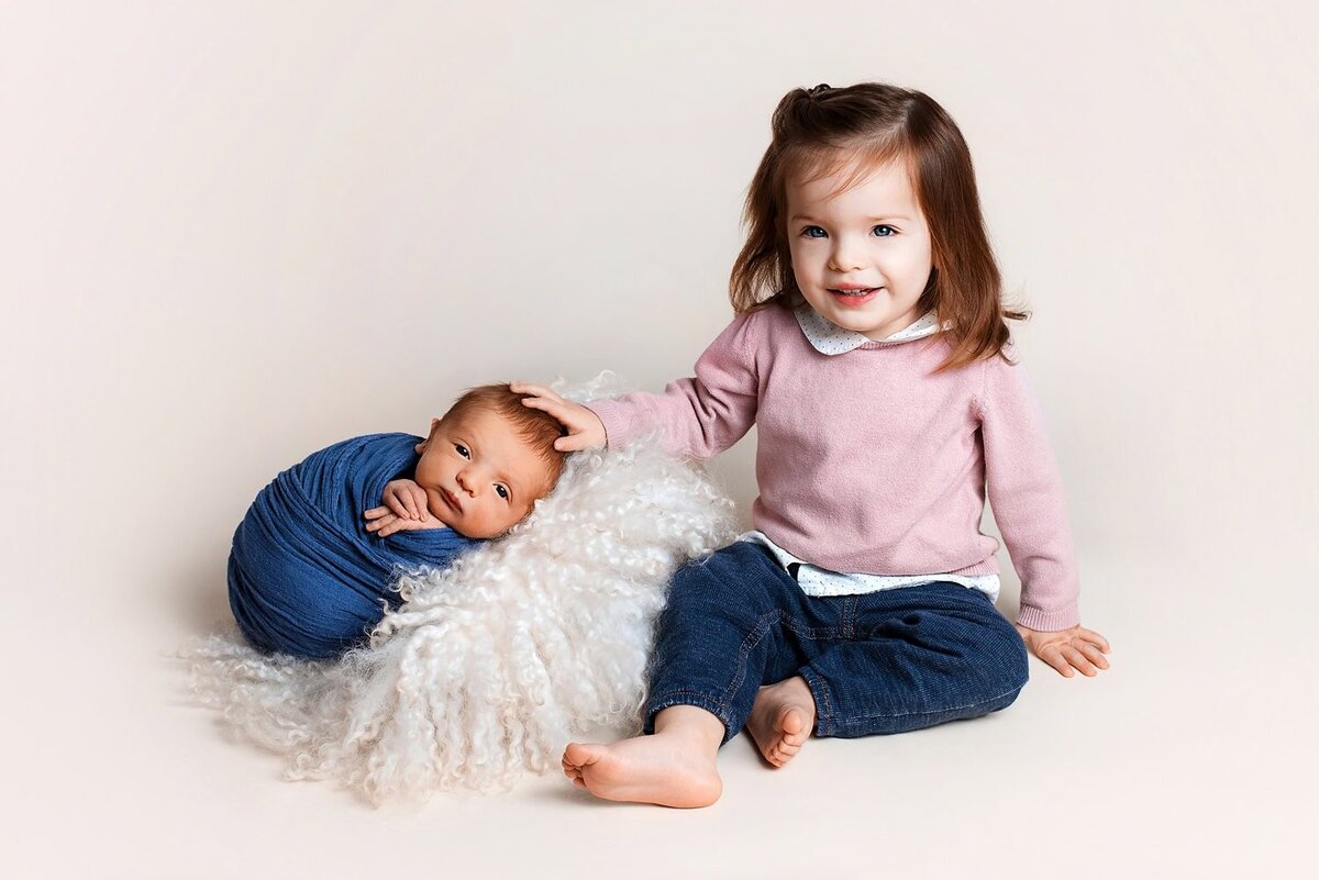 mobile-in-home-newborn-photography-vancouver-fraser-valley_family-toddler-sister-baby-boy