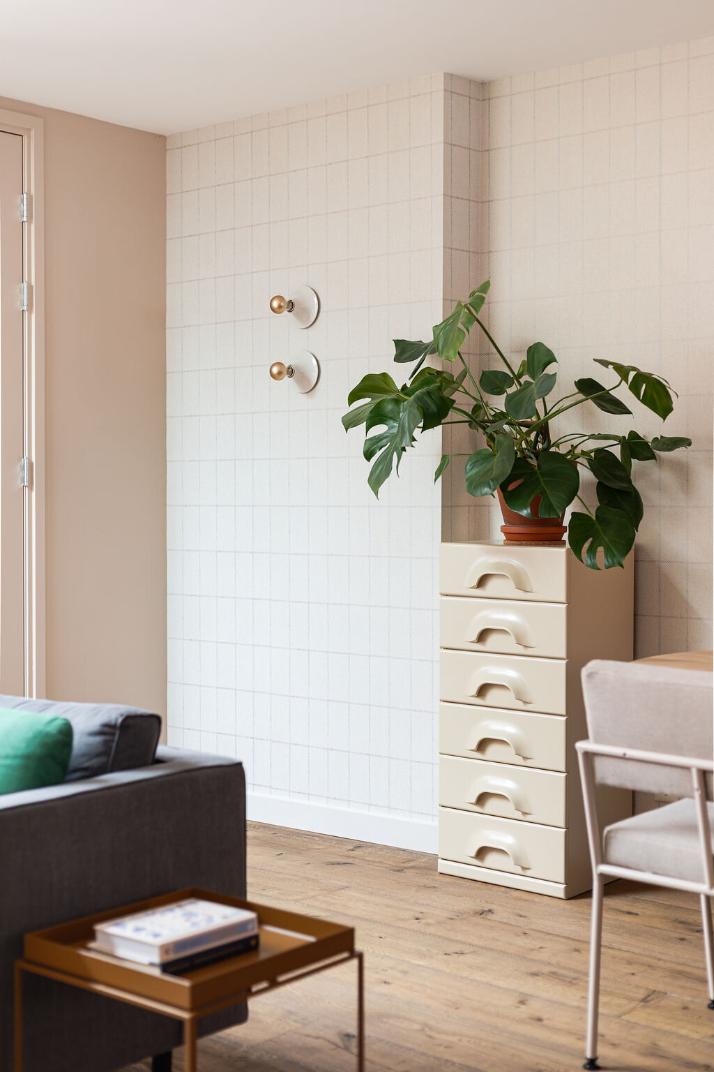 retro ladenkastje met kamerplant