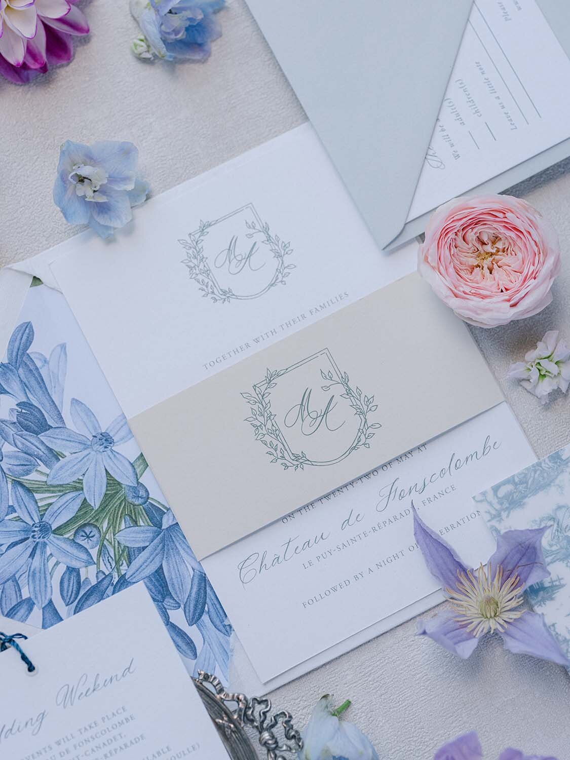 lavender and blue Dior inspired wedding at chateau de Fonscolombe Veronique Lorre floral event designer - thomas audiffren photography10