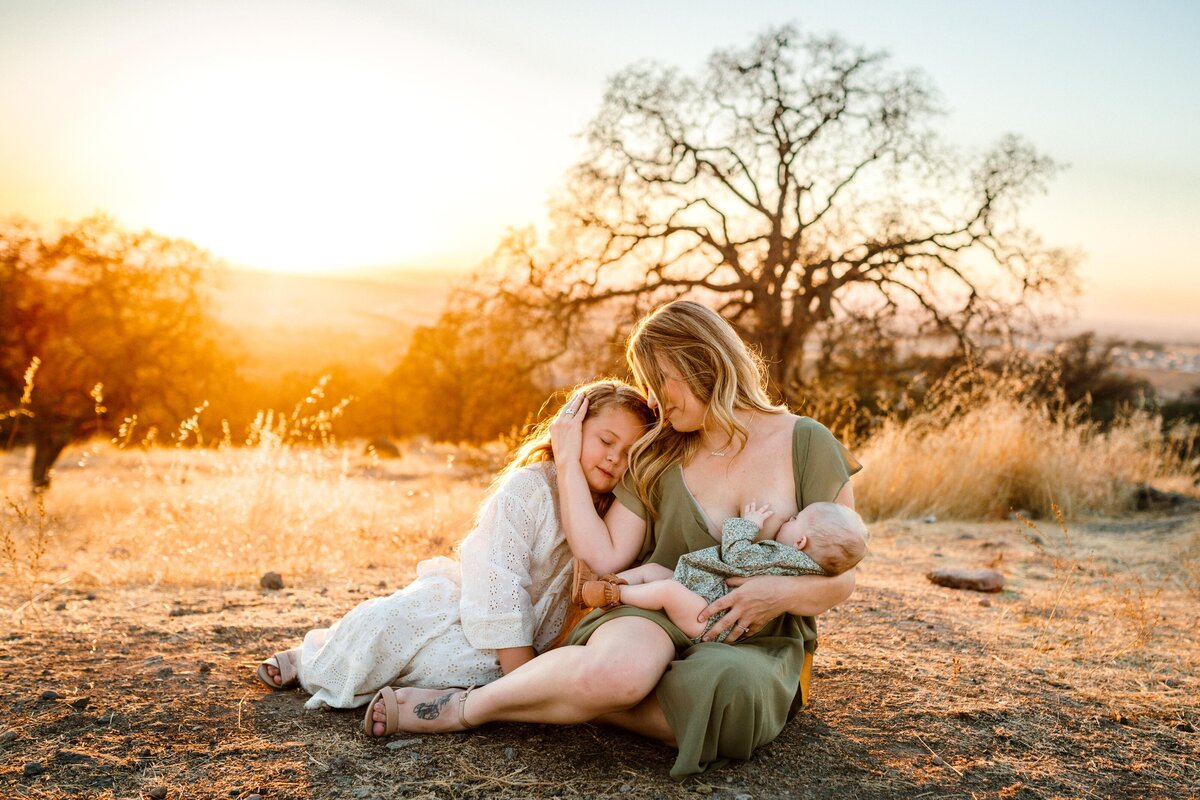 mom-breastfeeding-mountain