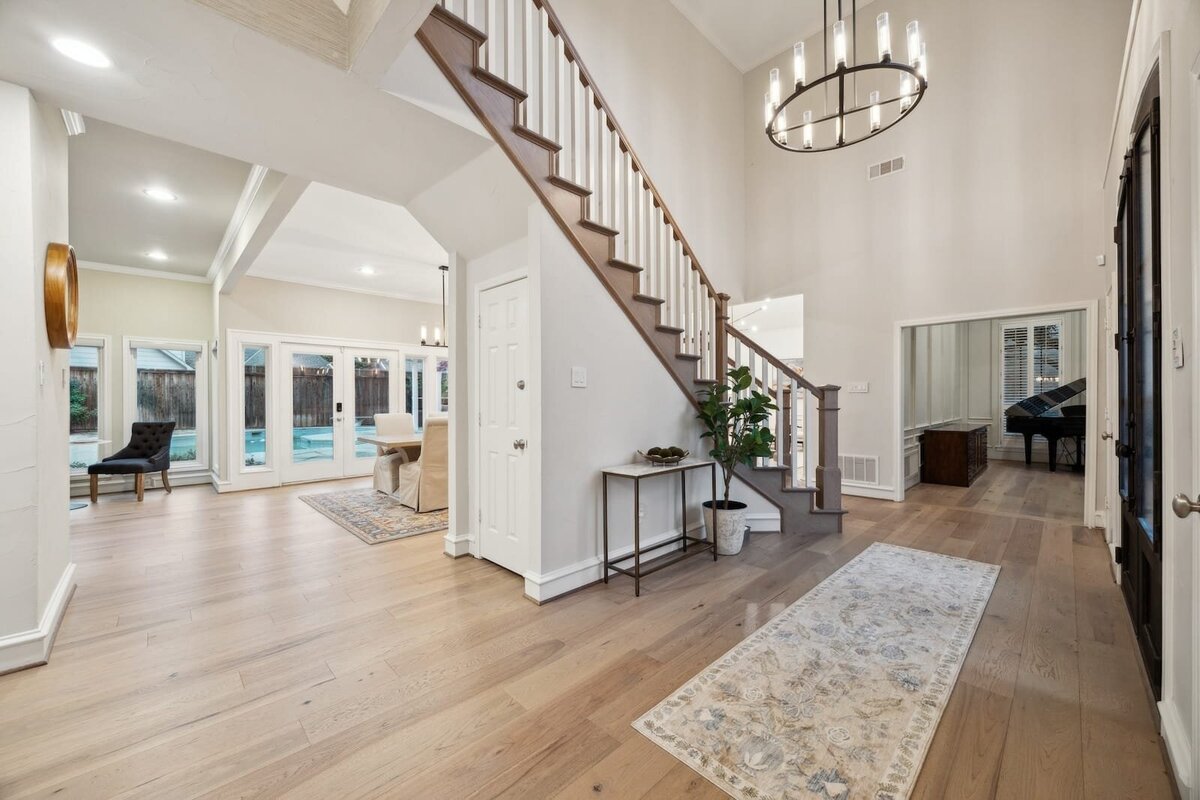 17828_cedar_creek_canyon_dallas_tx_entryway_-_vaulted_ceiling_with_staircase_view_-_haven_realty_group