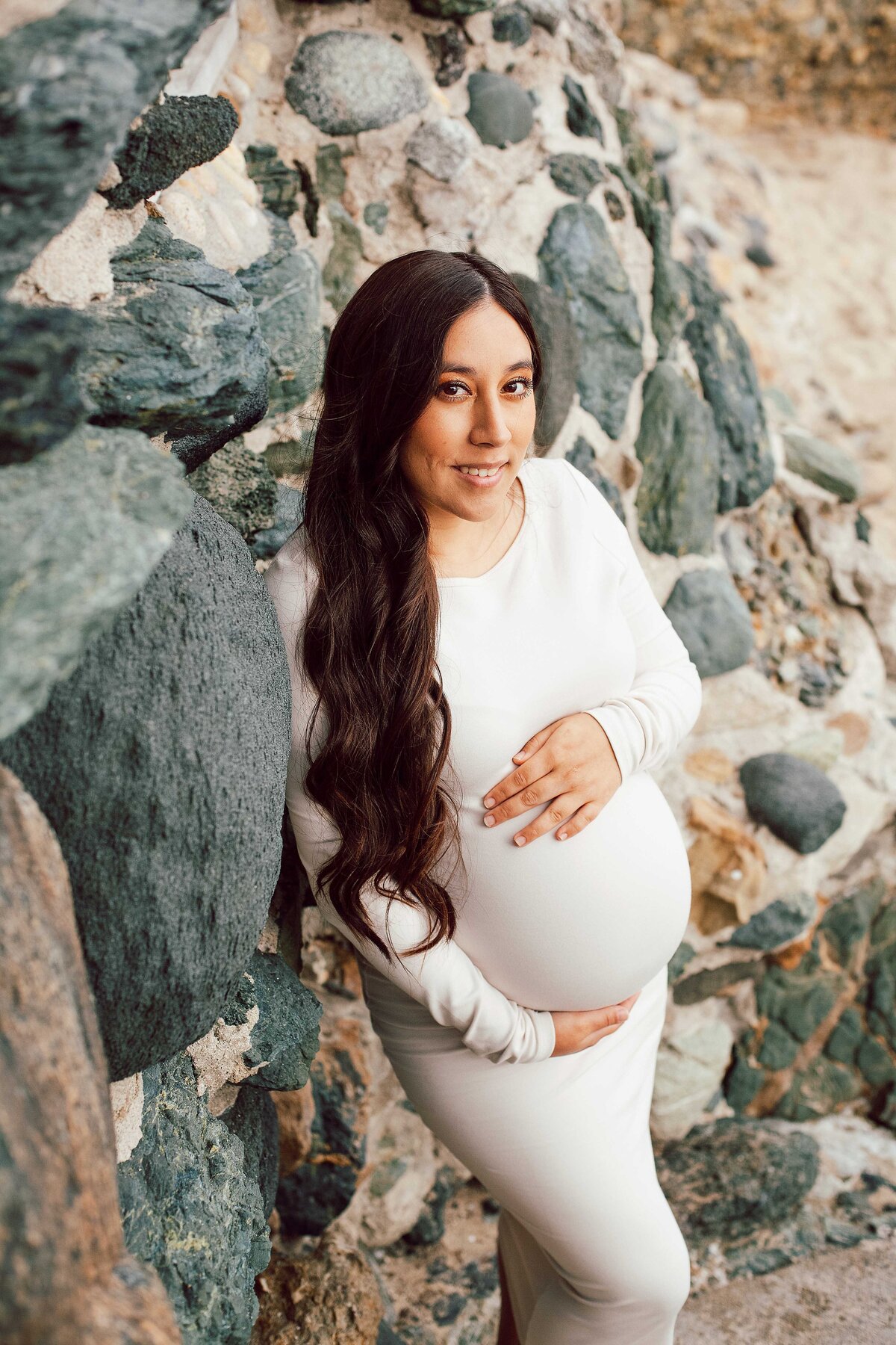 mom pregnant beach  on rocks